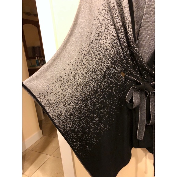 Beautiful Cape/Poncho | Belted Waist | Black&Grey - Picture 4 of 6